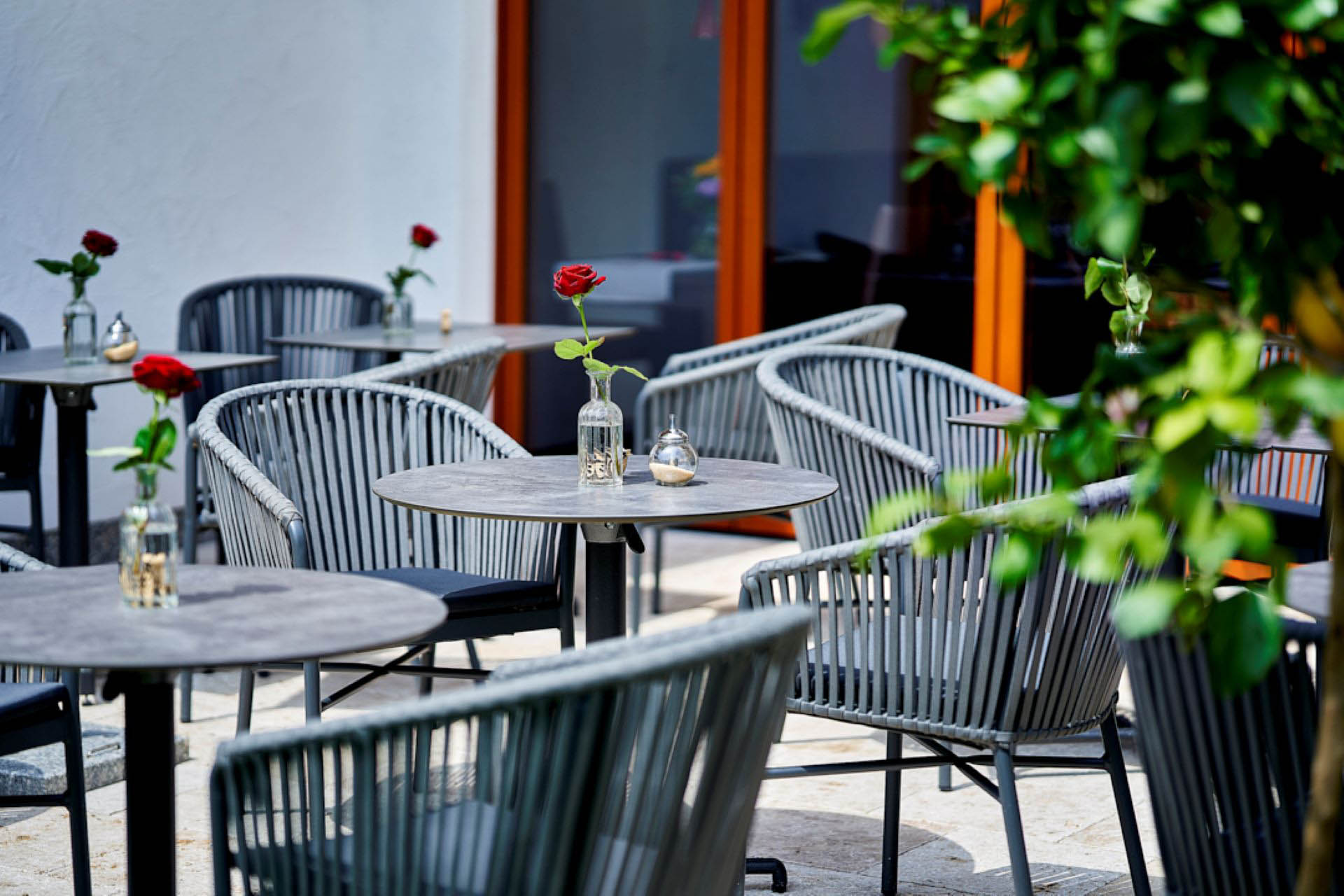 Café Kaffeesatz, Schoenau am Koenigssee, Terrasse mit Sitzmoebeln