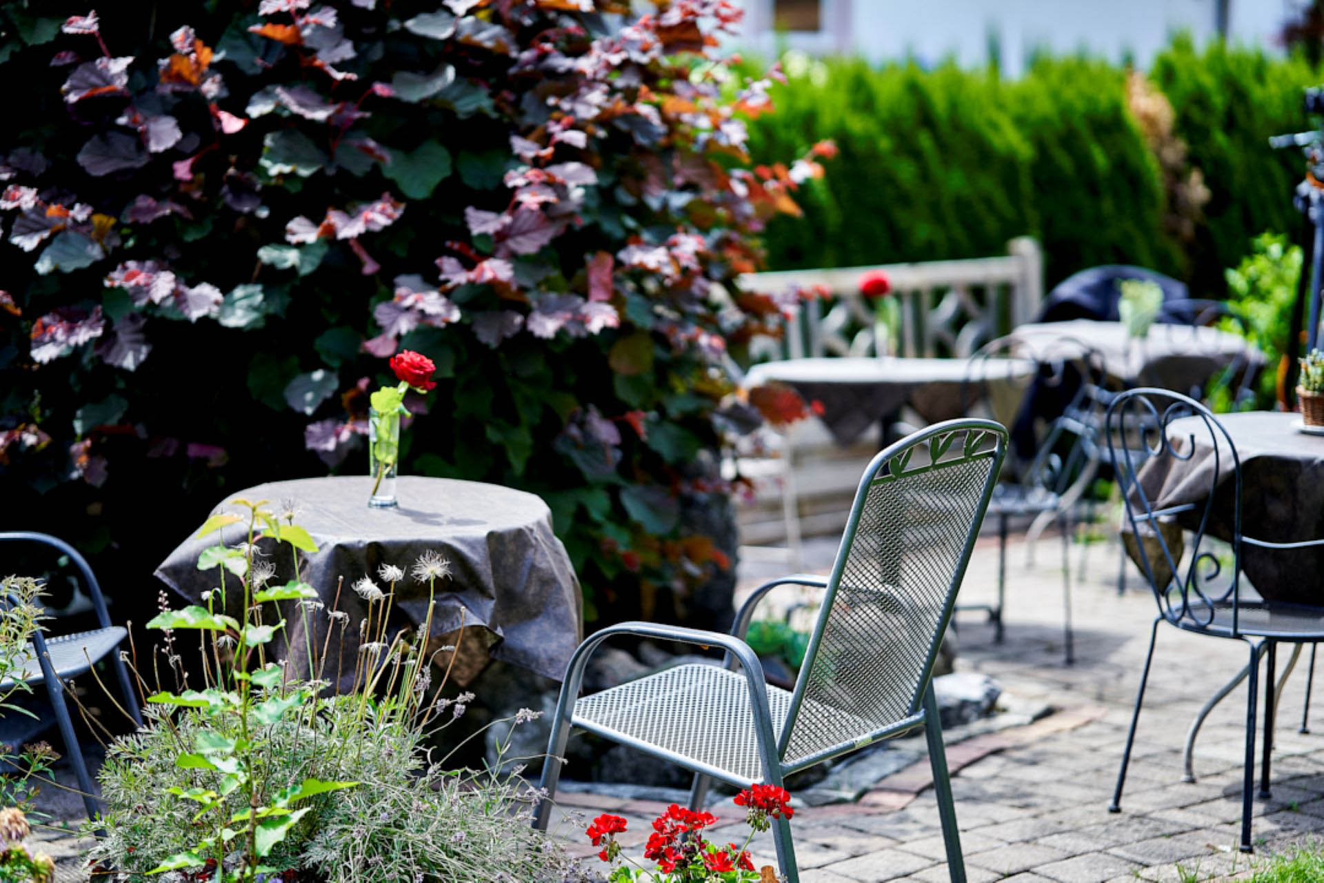 Café Kaffeesatz, Schoenau am Koenigssee, Terrasse mit Stuhl im Vordergrund