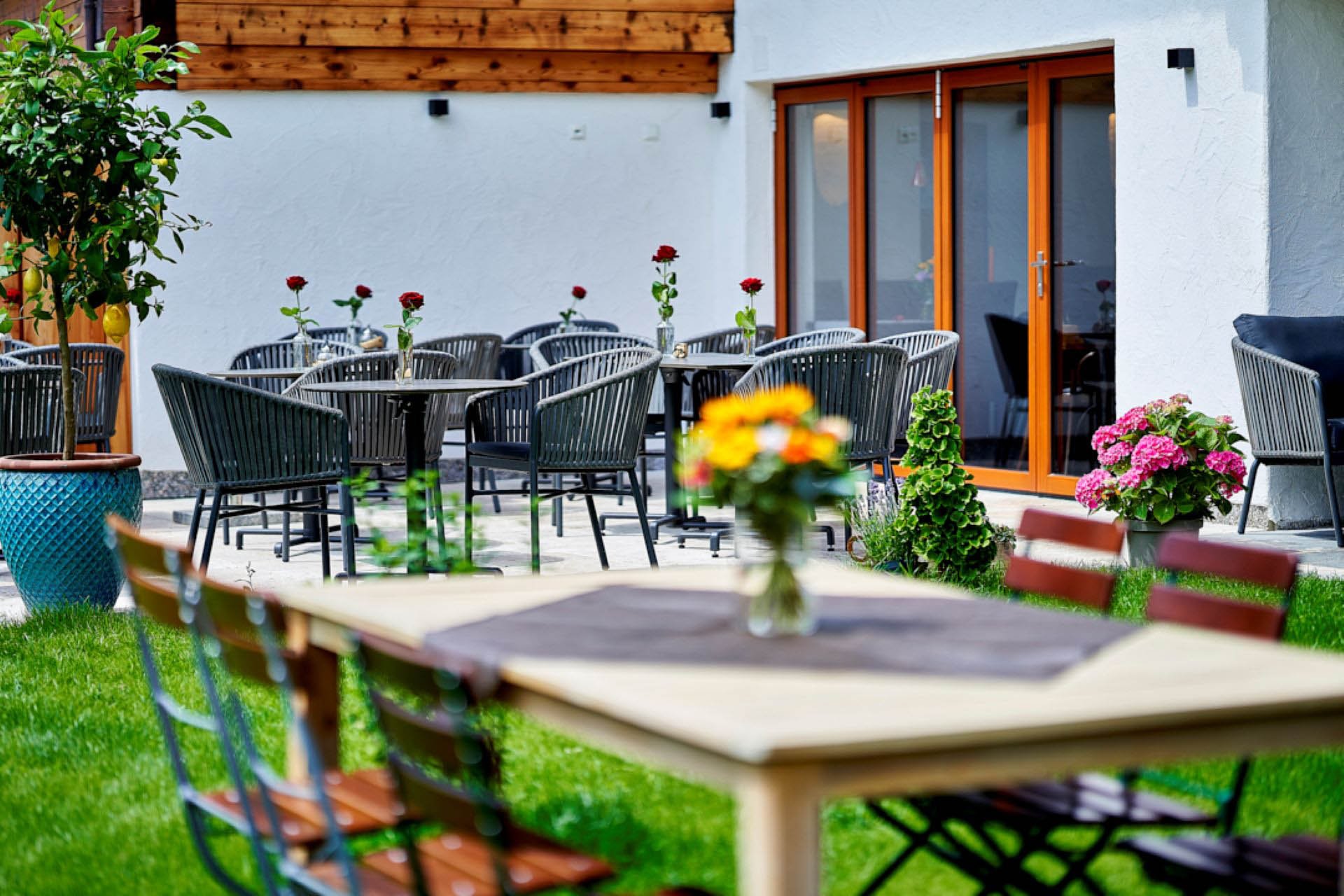 Café Kaffeesatz, Schoenau am Koenigssee, Terrasse mit gelben Blumen in Vase
