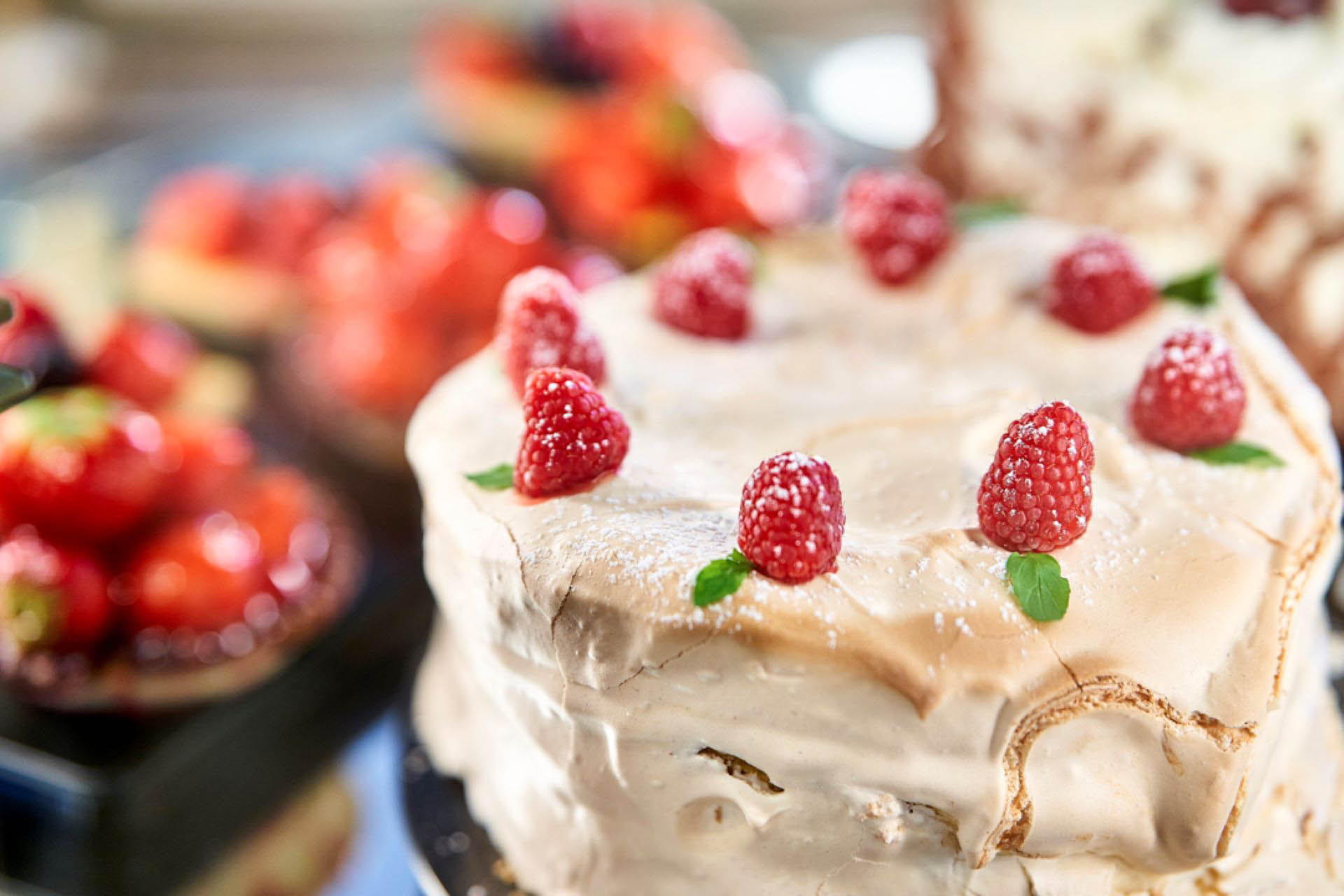 Café Kaffeesatz, Schoenau am Koenigssee, Torte mit Himmbeeren und Baiser